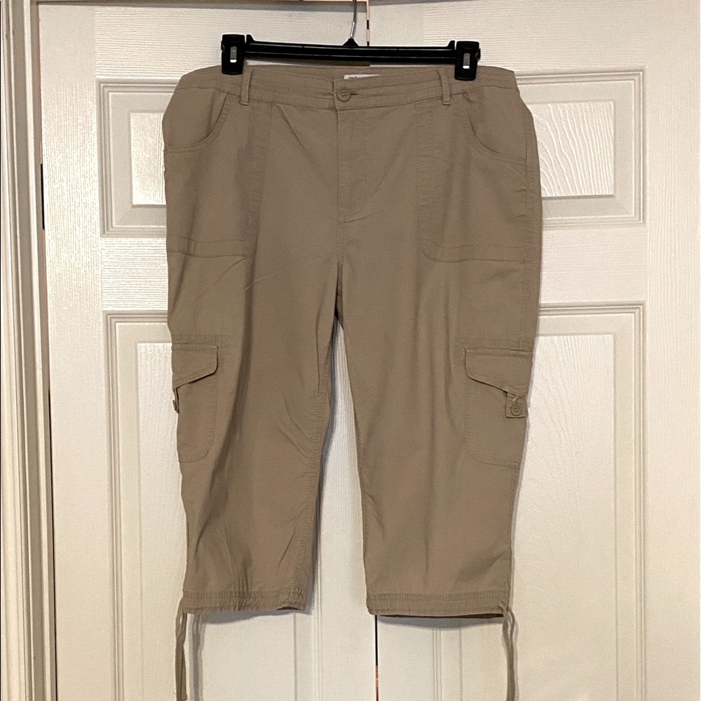St John’s Bay 16 Capri Khaki cropped pants Strings